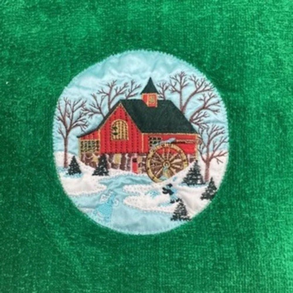 Set of 2 Vintage‎ Cannon Christmas Towels Set Red Santa Green Barn Winter Scene